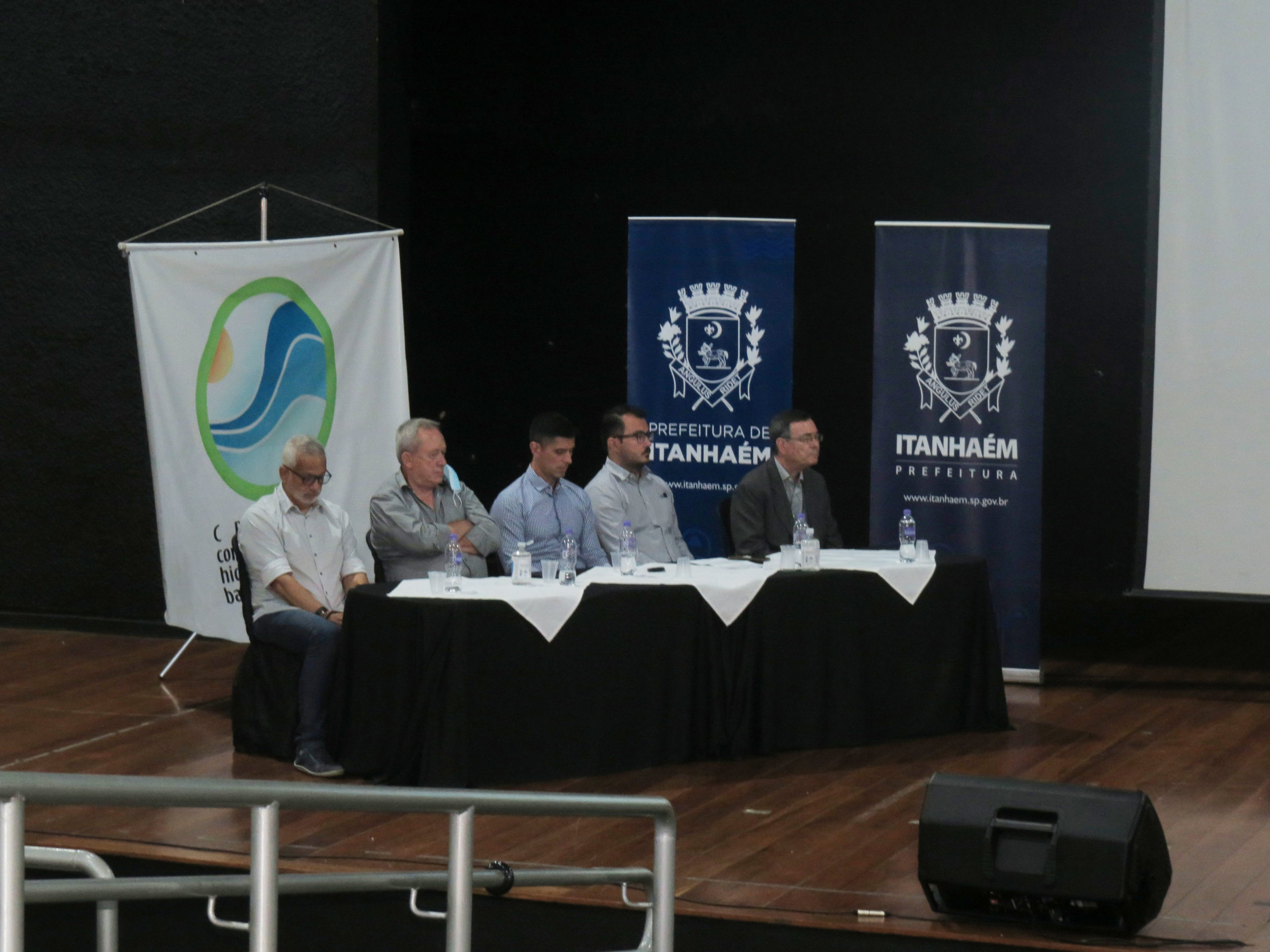 DAESQU~1 Prefeito de Itariri, Dinamerico Peroni; Prefeito de Itanhaém, Thiago Cervantes; Sec. Adjunto de Meio Ambiente de São Vicente, Mario Bueno; Representante Superintendência do DAEE, Nelson Garbelotto